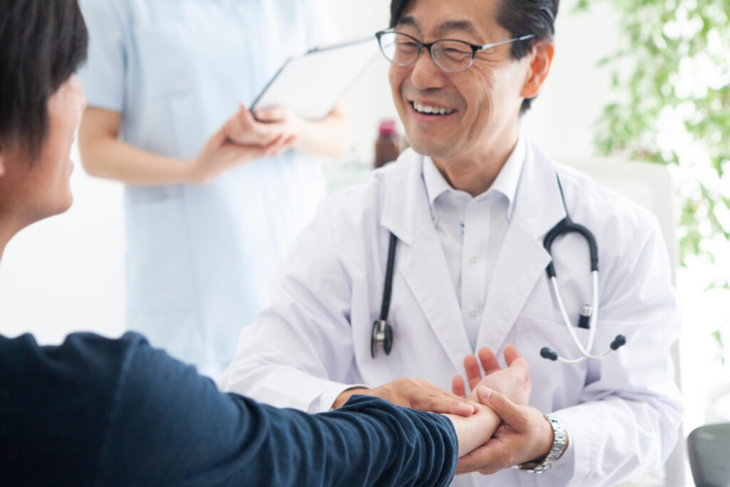 笑顔の医師の写真