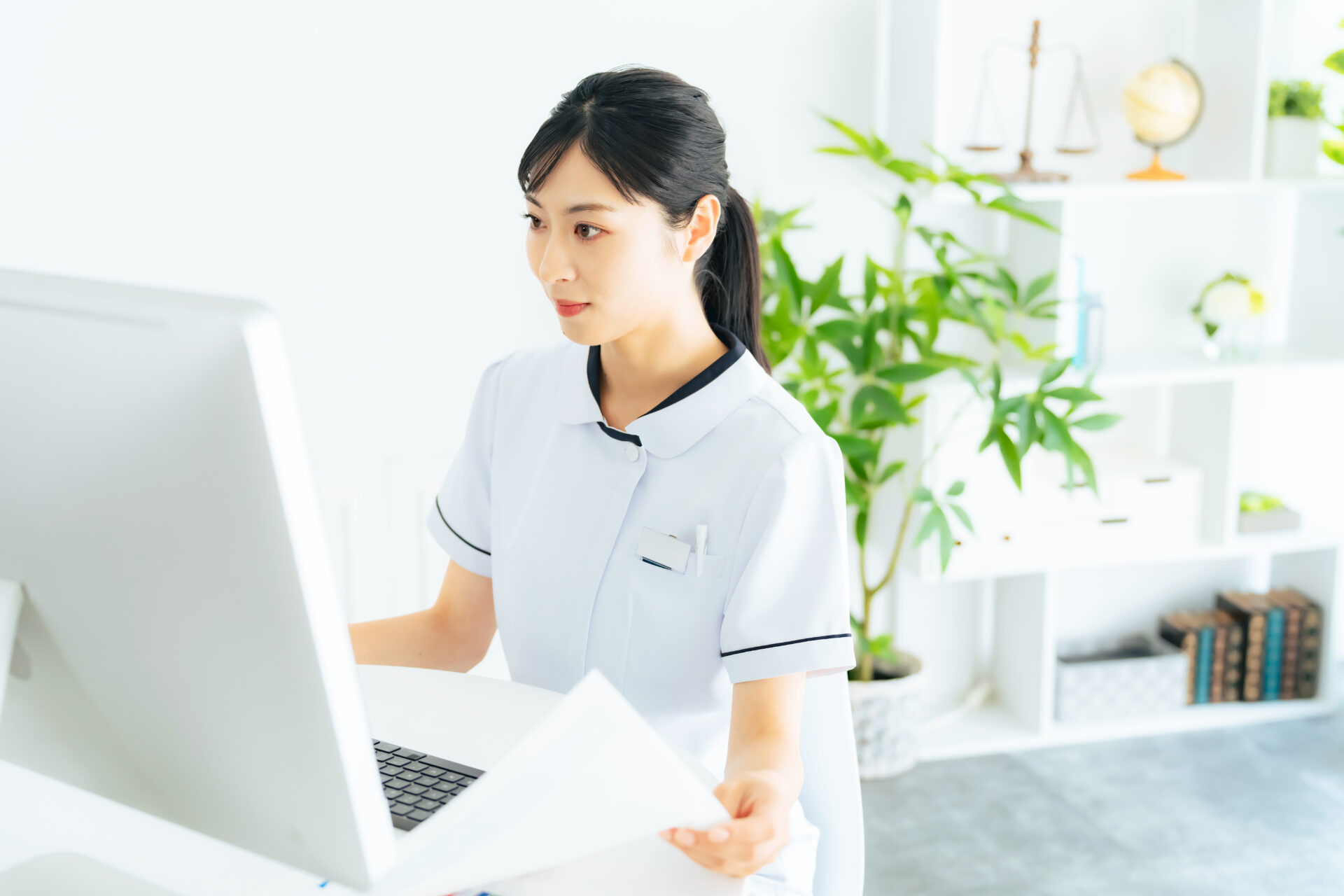 業務を行う医療事務スタッフ